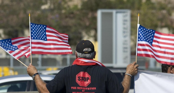 Veteranos de EE.UU. deportados marchan en la frontera con motivo del 4 de Julio