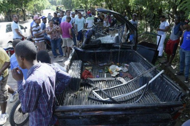 Cuatro muertos y varios heridos al chocar de frente patana y camioneta en carretera Fantino