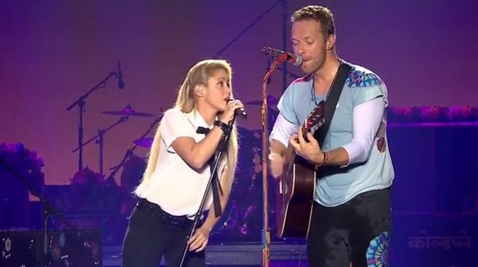 Shakira es criticada por cantar junto a Chris Martin