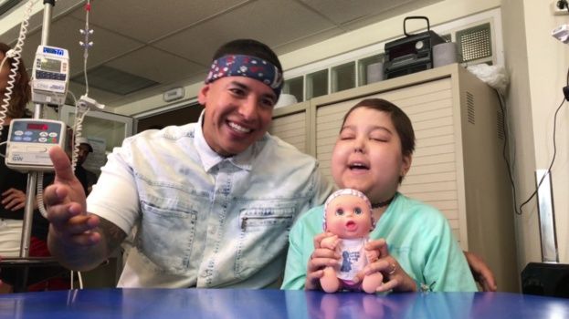 Daddy Yankee canta con niña enferma de cáncer