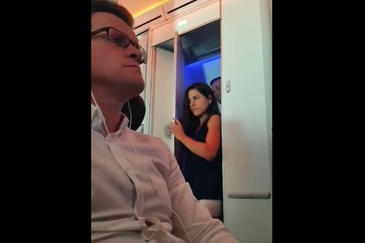 Pareja tuvo sexo en el avión y fue sorprendida en un video DIME RAPIDOOOOO