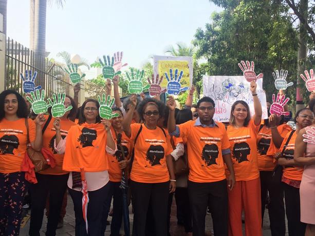 Mujeres se plantan frente al Congreso por la despenalización del aborto en tres causales