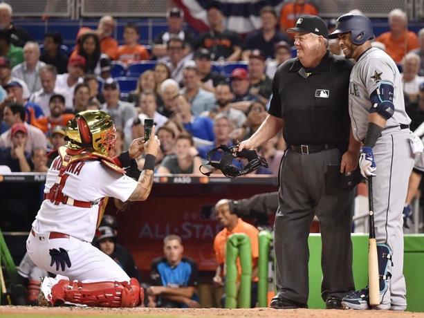 Cruz se toma foto con árbitro en pleno Juego de Estrellas