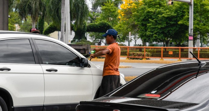 Sala Capitular prohíbe a los limpiavidrios operar en calles y avenidas del Distrito Nacional