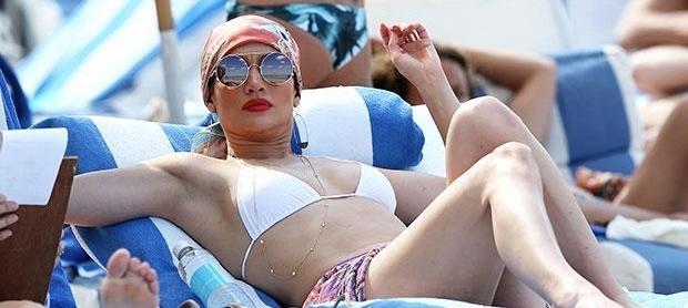 Jennifer Lopez se relaja en bikini