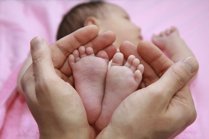 Mujer da a luz a su primer bebé a los 59 años tras varios tratamientos de fertilidad EN EEUU