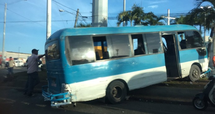 Accidente entre dos autobuses deja al menos cuatro heridos LOS PASAJEROS Y TRANSEUNTES PAGAN LAS ACCIONES DE ESTOS DELINCUENTES