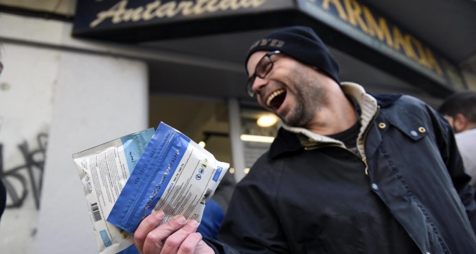 Uruguay comienza a vender marihuana en farmacias EN RD LA VENDEN EN TODAS LAS ESQUINAS JAJAJAJAJ