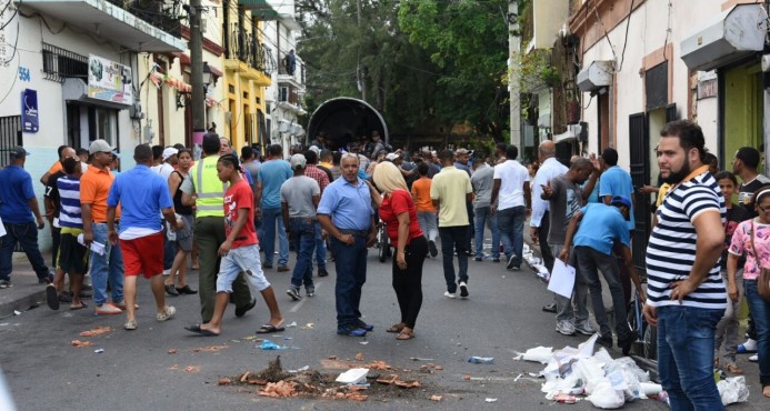 Comerciantes protestan por prohibición de estacionamiento en vía de la Ciudad Colonial