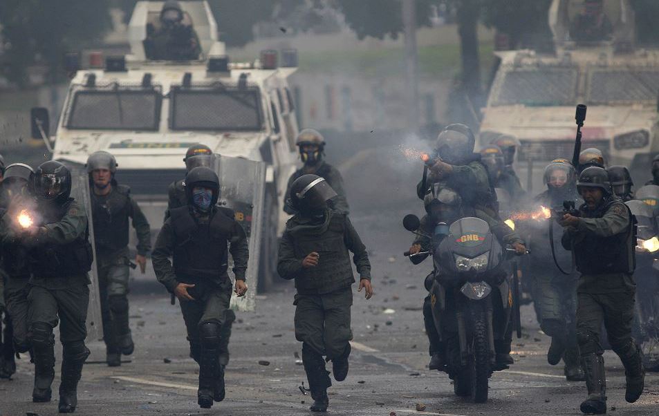 La policía dispersa protesta contra elecciones de Constituyente en Caracas