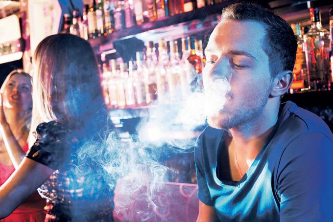 ARROPADOS POR EL HUMO La Hookah: un peligro que atrae a los jóvenes