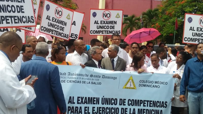 Médicos marchan contra examen único