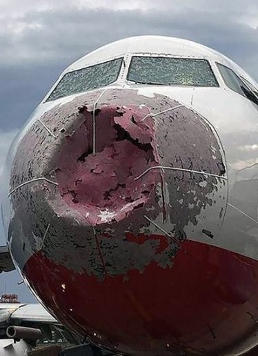 Una tormenta de granizo del tamaño de pelotas de golf  destruyó el  frente de un avión DIME RAPIDOOOOO Y ESTO ES POSIBLE WAOOOO