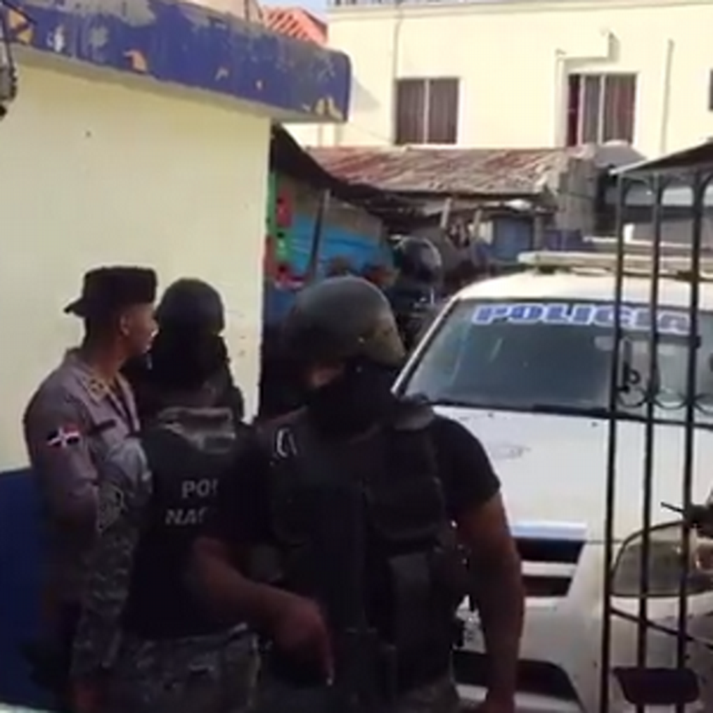 Cuatro heridos en intercambio de disparos entre Policía y supuesta banda de asaltantes en Santiago