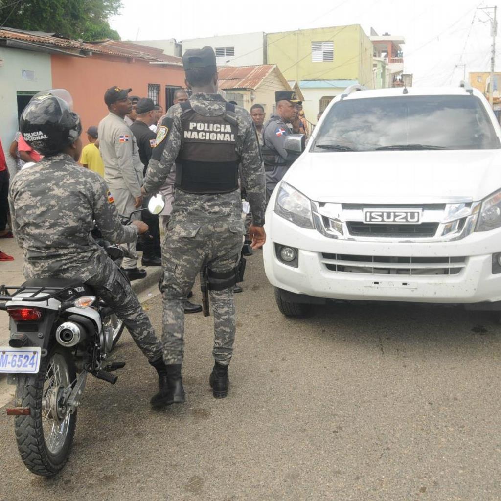 Hallan dos fusiles en residencia de herido en intercambio de disparos en Santiago