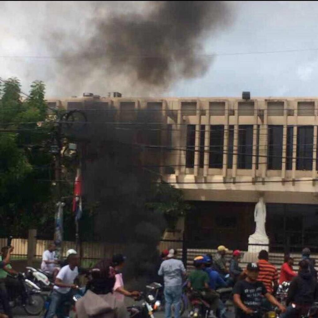 Rompen cristales del Palacio de Justicia en San Francisco de Macorís durante huelga ESA GENTE ESTA LOCA DIOSSSS