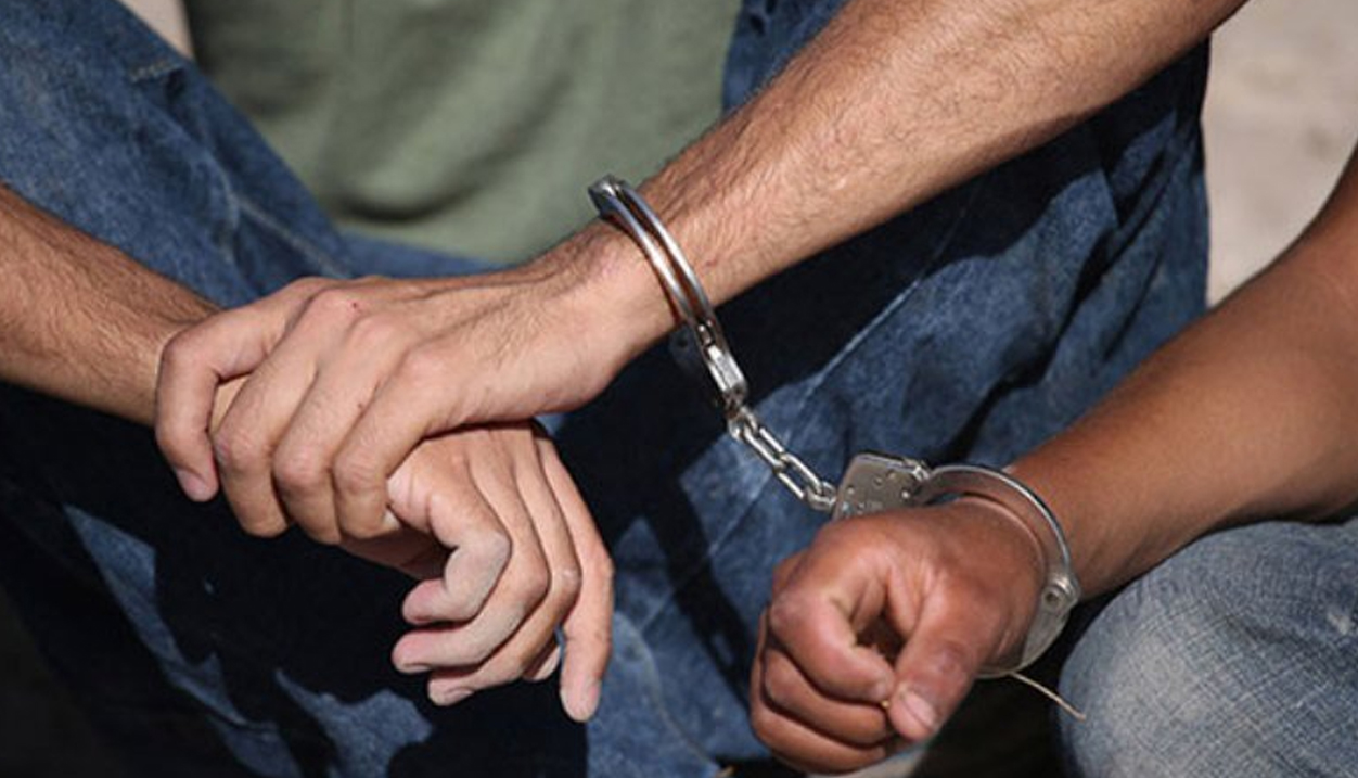 Arrestan a tres de seis hombres acusados de robar en una tienda de calzados de La Vega