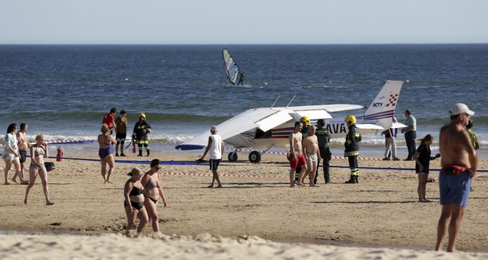 Avioneta realiza aterrizaje de emergencia en una playa y mata a dos bañistas DIME RAPIDOOOOO