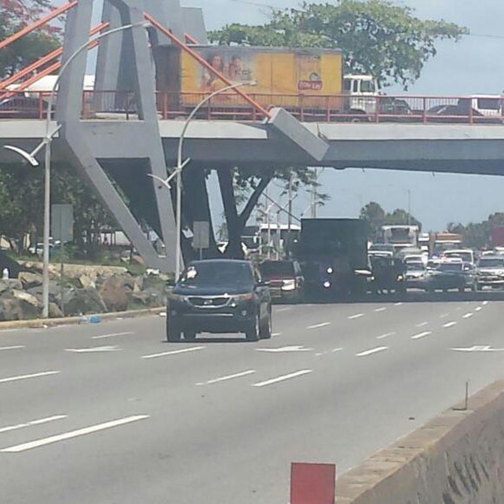 Se desprende cable eléctrico en puente Juan Carlos EN LAS AMÉRICAS