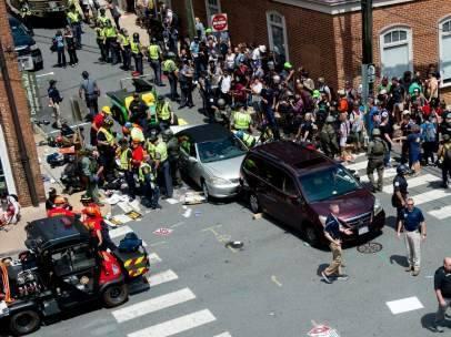 Al menos un muerto y 19 heridos en atropello tras marcha supremacista en EEUU