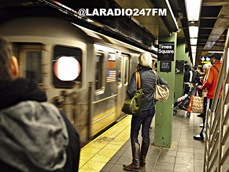 Hombre avienta a una mujer hacia los rieles del metro en NY LA POLICÍA LO BUSCA