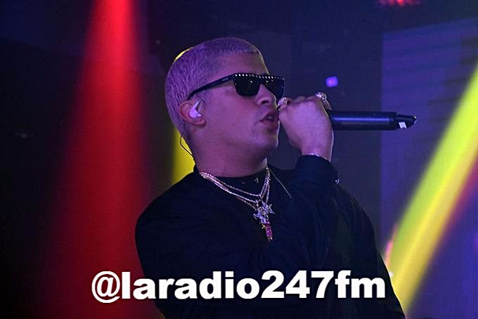 Bad Bunny llega pasadas las 4:00 de la madrugada a show en Santo Domingo y la gente lo espera