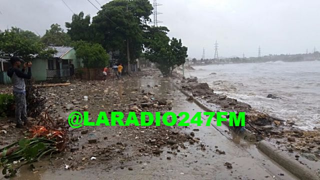 Fuerte oleaje afecta sectores cercanos a playas de Puerto Plata; personas desafían el peligro