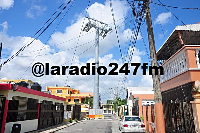 Residentes de Los Tres Brazos se quejan de torre del teleférico en medio de la calle