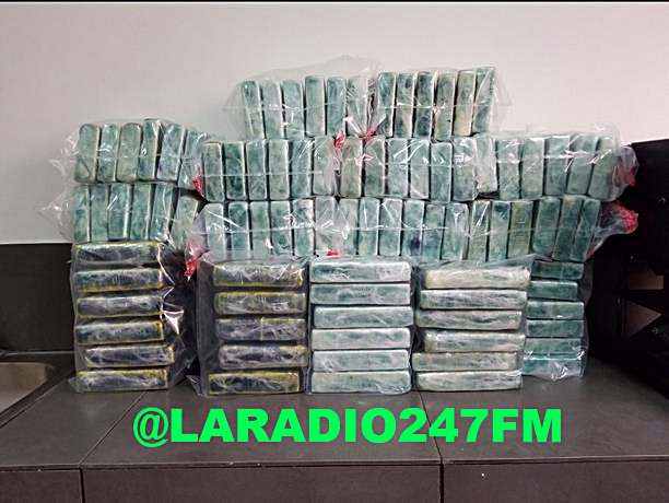 Decomisan 113 paquetes de supuesta cocaína en casa abandonada en Higüey CUATRO DETENIDOS
