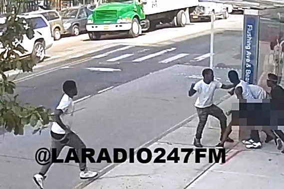Golpean salvajemente jóvenes en Brooklyn para robarle celulares y 22 dólares