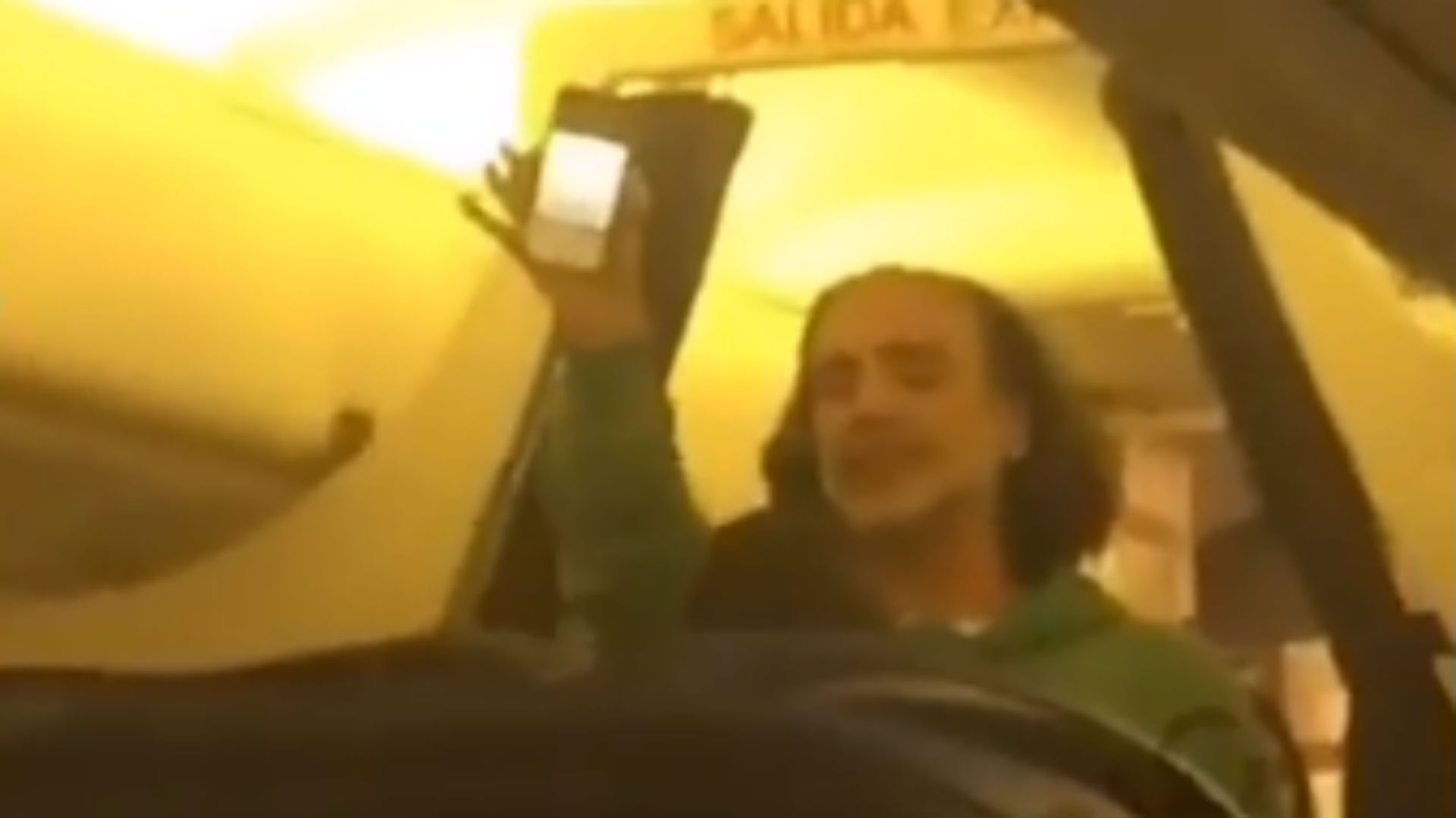 Alejandro Fernández se emborrachó y asustó a los pasajeros de un avión