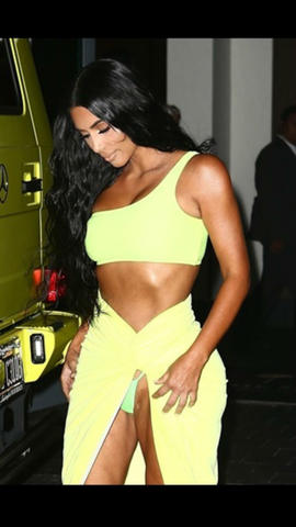 Kim Kardashian enseñó de más y mostró su sexy tanga fluorescente