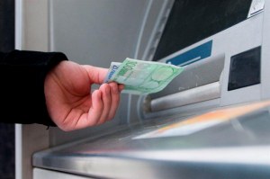 La morosidad de la banca cae al 6,39 % en junio y queda en cota de abril 2011