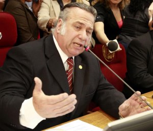 Un histórico senador paraguayo presenta su renuncia tras semanas de escraches