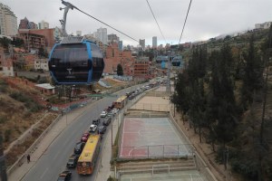 La nueva línea de teleférico boliviano une a La Paz y El Alto en ocho minutos