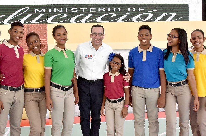 Ministro Educación reitera uniformes son gratuitos