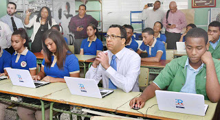 Navarro lleva República Digital a escuelas de Los Guandules
