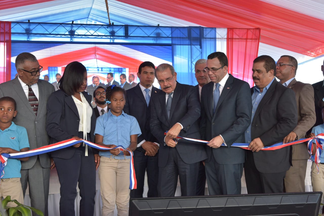 Presidente Danilo Medina entrega un moderno centro educativo del nivel primario en la provincia Elías Piña