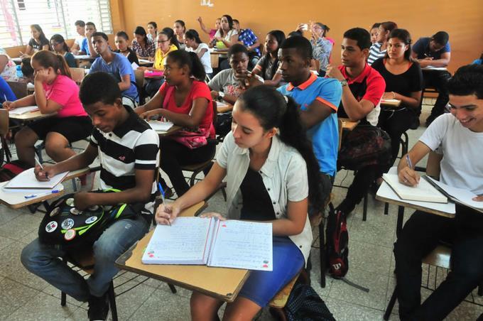 INFORME OIE Crece un 22% la matrícula universitaria en RD pero deficient... https://youtu.be/KHD6RUw-qC8