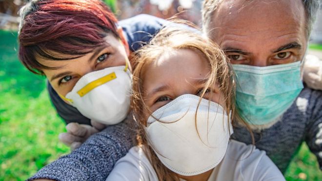 Mascarillas contra el coronavirus | La nueva evidencia de que el uso masivo de tapabocas puede "prevenir una segunda ola de covid-19"