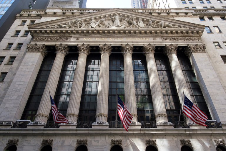 Wall Street cerró con una fuerte caída del 2,8% en medio del aumento de casos de coronavirus y las nuevas restricciones en el sur de Estados Unidos