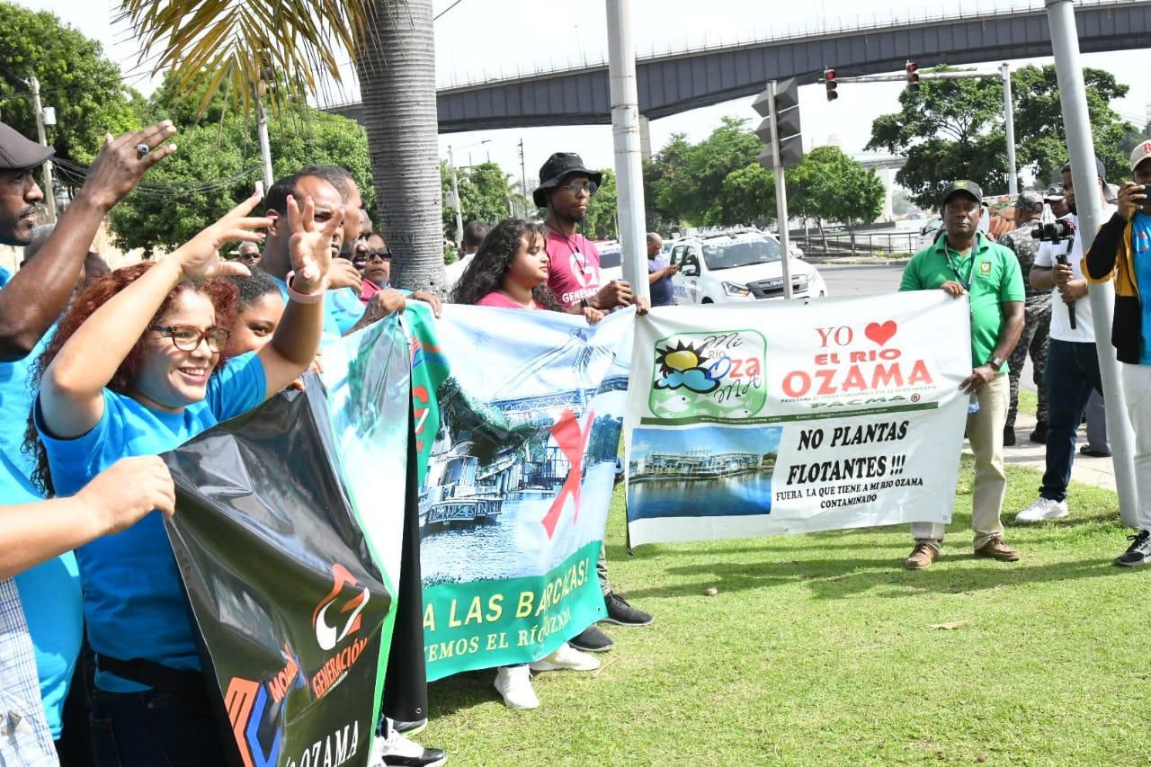 COMUNITARIOS PIDEN AL PRESIDENTE DE LA REPÚBLICA SU INTERVENCIÓN PARA TRASLADAR LAS BARCAZAS Y GARANTIZAR LA SALUD Y LA VIDA DE MILES DE RESIDENTES EN SECTORES ALEDAÑOS